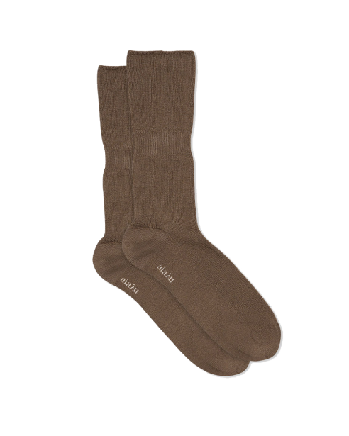 Brune økologiske Aiayu rib sokker med logo under foden set fra siden.