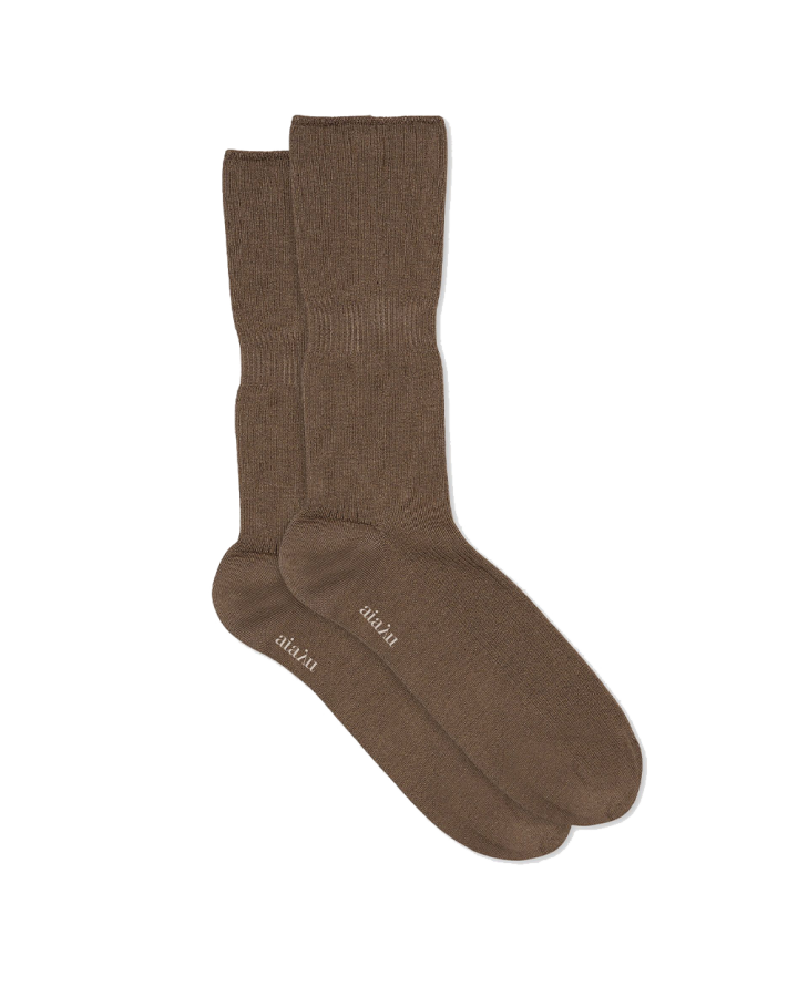 Brune økologiske Aiayu rib sokker med logo under foden set fra siden.