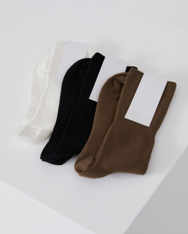 Aiayu rib sokker set i 3 forskellige farver som er hvid, sort og brun.